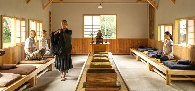 緑あふれるお寺で早朝坐禅瞑想 by禅僧侶