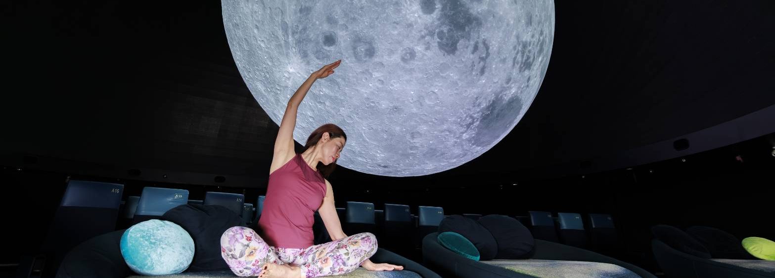 コニカミノルタプラネタリウム満天イスYOGAストレッチ