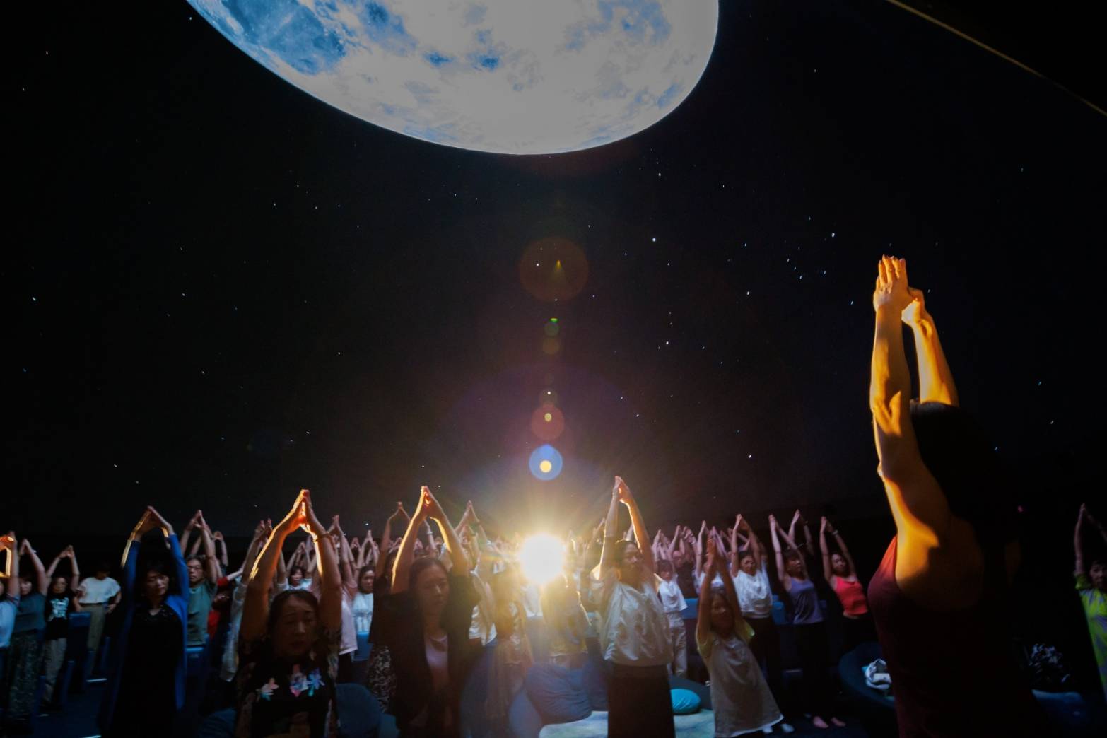 コニカミノルタプラネタリウム満天イスYOGAストレッチの写真4