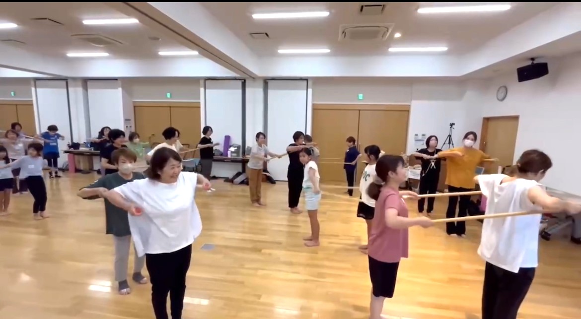 子どもから高齢者まで、年齢を問わず運動できる! みんなで棒を使ったエクササイズ！～運動の効果は無限大∞～の写真4