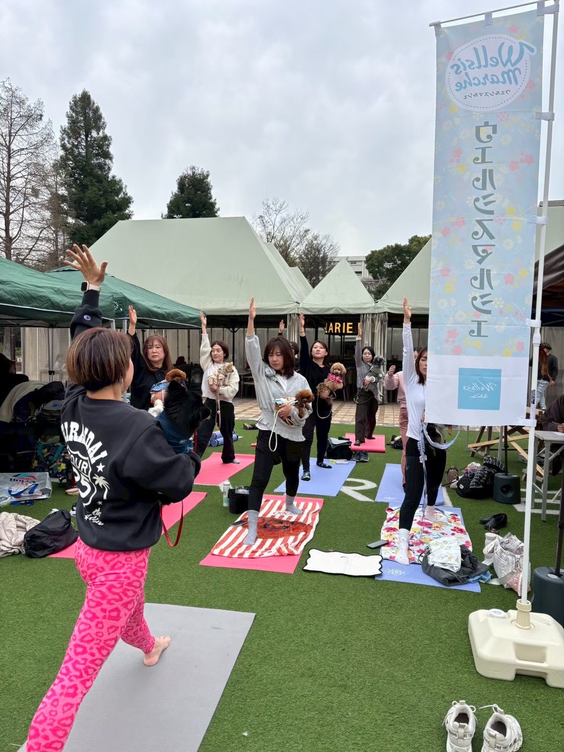 フラリエ1,000人ヨガ　～DOG YOGA＆YOGAストレッチ～の写真3
