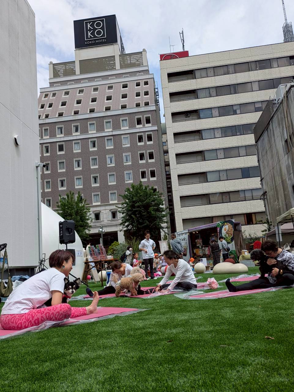 フラリエ1,000人ヨガ　～DOG YOGA＆YOGAストレッチ～の写真2